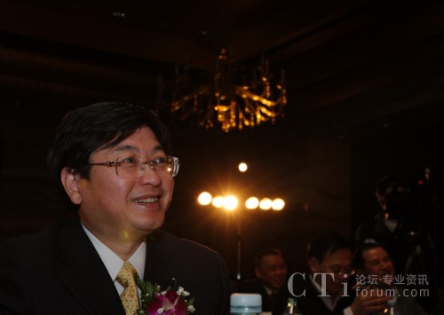  ��114�T�������E������񿂽�(j��ng)��¶���_�ĵ�΢Ц