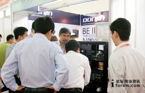 東進(jìn)技術(shù)展臺(tái)現(xiàn)場(chǎng)觀眾交流